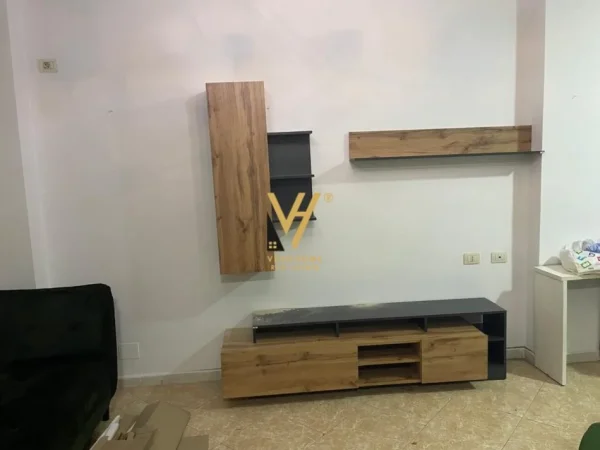 Tirane, jepet me qera apartament 2+1+Ballkon Kati 4, 105 m² 680 € (KOMUNA E PARISIT)