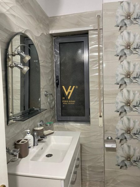 Tirane, jepet me qera apartament 2+1+Ballkon Kati 4, 105 m² 750 € (KOMUNA E PARISIT)