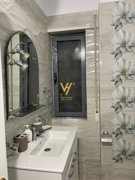 Tirane, jepet me qera apartament 2+1+Ballkon Kati 4, 105 m² 680 € (KOMUNA E PARISIT)