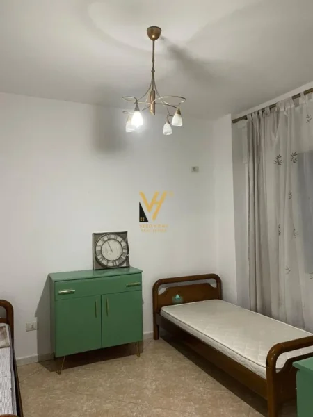 Tirane, jepet me qera apartament 2+1+Ballkon Kati 4, 105 m² 680 € (KOMUNA E PARISIT)