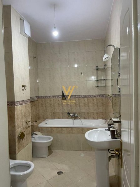 Tirane, jepet me qera apartament 2+1+Ballkon Kati 4, 105 m² 750 € (KOMUNA E PARISIT)