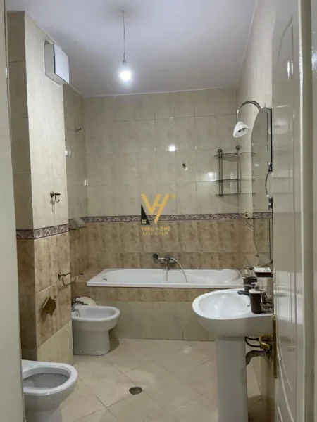 Tirane, jepet me qera apartament 2+1+Ballkon Kati 4, 105 m² 680 € (KOMUNA E PARISIT)