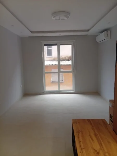 Jepet me Qera Apartament 2+1+2  Përshtatshëm për Biznes ne 5 Maji,  550 €URO