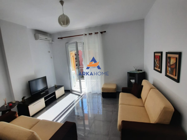 Tirane, jepet me qera apartament 1+1+Ballkon Kati 4, 80 m² 519 € 