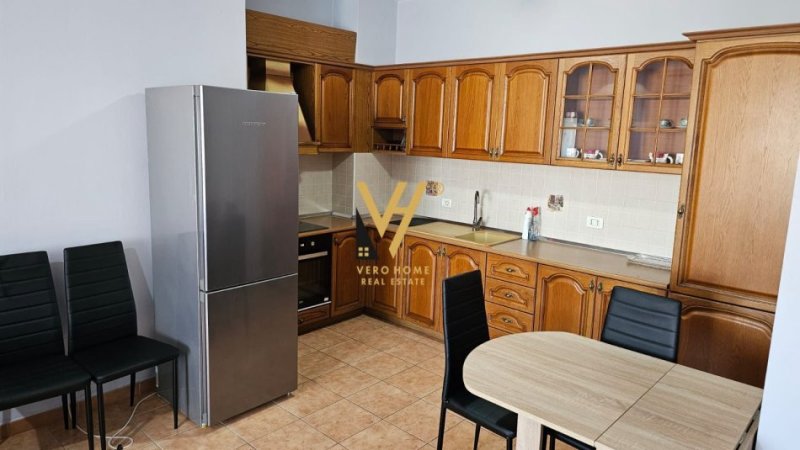 Tirane, jepet me qera apartament 1+1+Ballkon Kati 4, 65 m² 500 € (KOMUNA E PARISIT)
