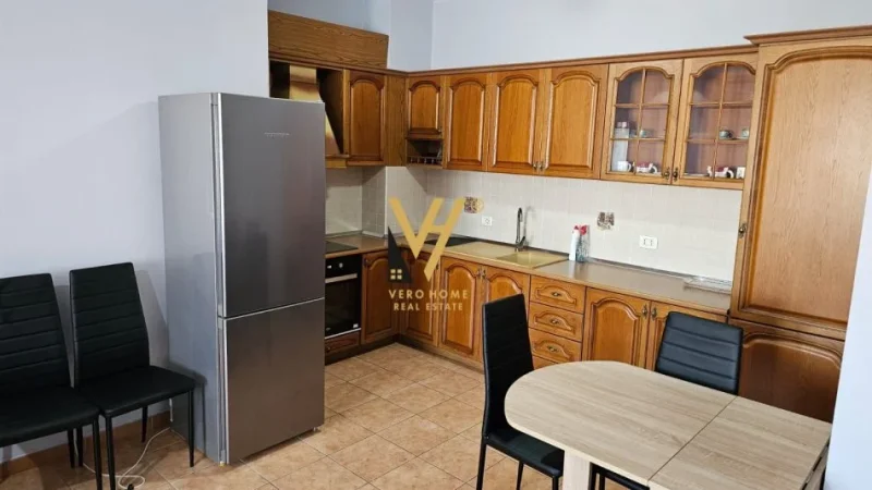 Tirane, jepet me qera apartament 1+1+Ballkon Kati 4, 65 m² 500 € (KOMUNA E PARISIT)