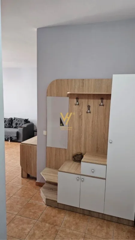 Tirane, jepet me qera apartament 1+1+Ballkon Kati 4, 65 m² 500 € (KOMUNA E PARISIT)