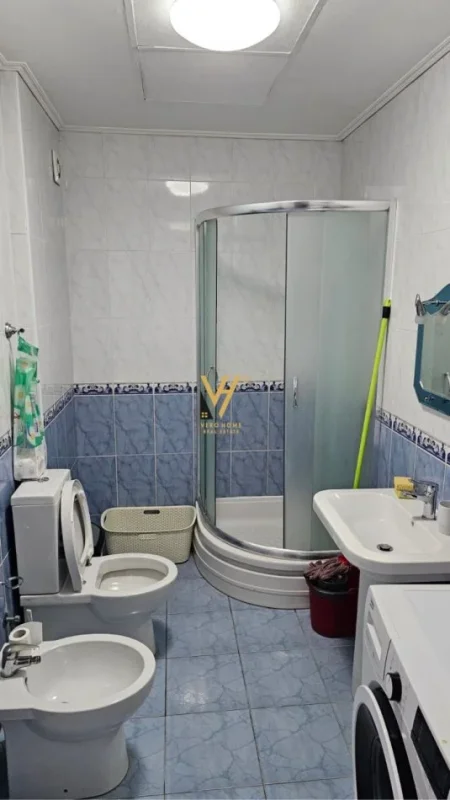 Tirane, jepet me qera apartament 1+1+Ballkon Kati 4, 65 m² 500 € (KOMUNA E PARISIT)