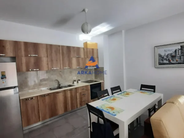 Tirane, jepet me qera apartament 1+1+Ballkon Kati 4, 80 m² 519 € 