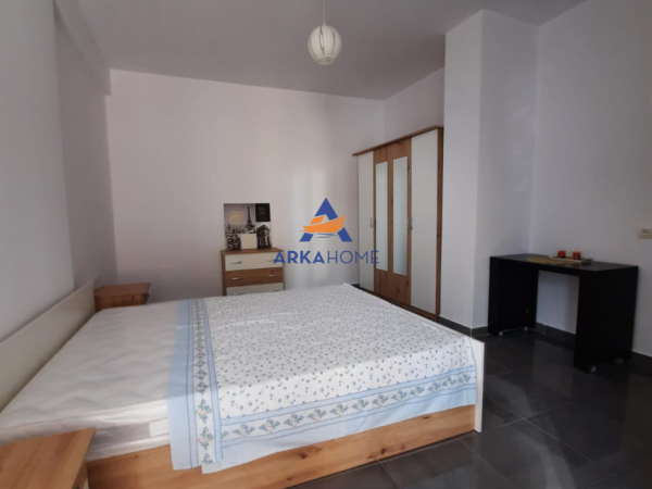 Tirane, jepet me qera apartament 1+1+Ballkon Kati 4, 80 m² 519 € 