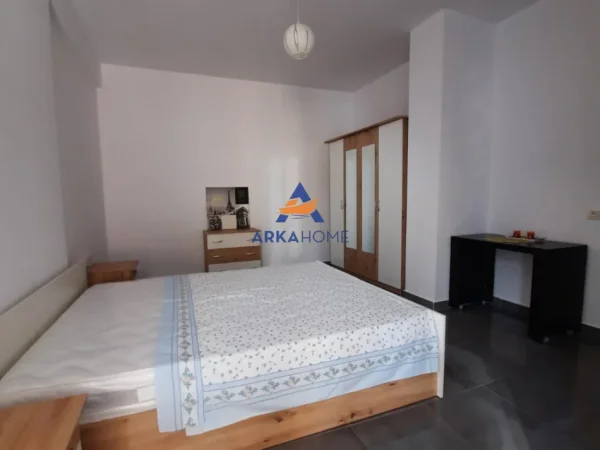 Tirane, jepet me qera apartament 1+1+Ballkon Kati 4, 80 m² 519 € 