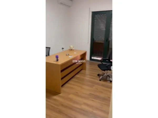 Tirane, jepet me qera zyre , 163 m² 900 € (Green City Residence)