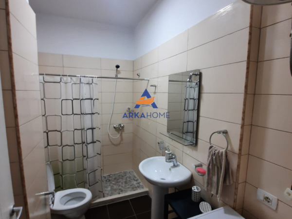 Tirane, jepet me qera apartament 1+1+Ballkon Kati 4, 80 m² 519 € 