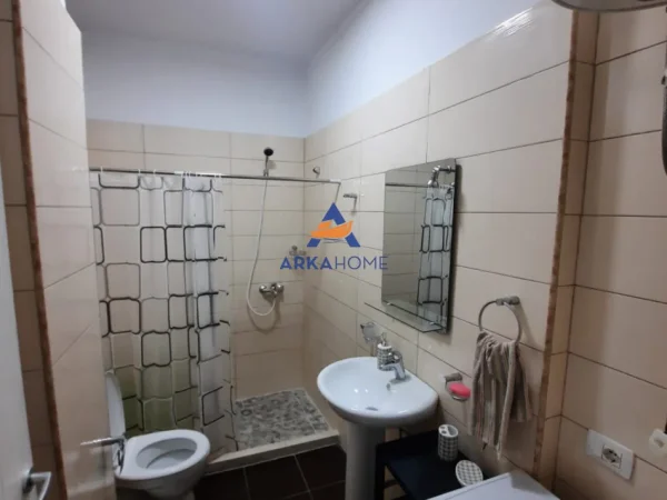 Tirane, jepet me qera apartament 1+1+Ballkon Kati 4, 80 m² 519 € 