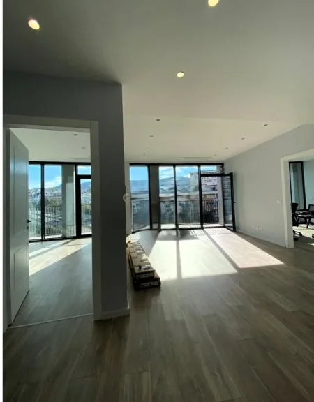 Tirane, jepet me qera zyre Kati 4, 124 m² 1.300 € (Lake View)