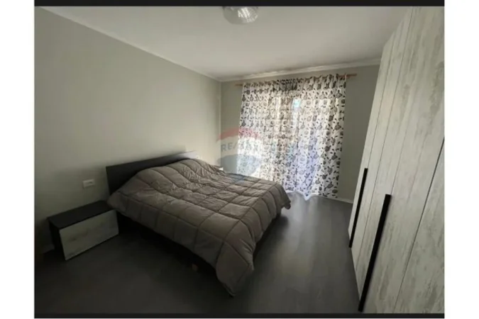 Tirane, jepet me qera apartament 1+1 Kati 1, 65 m² 500 € (Rruga 5 Maji)