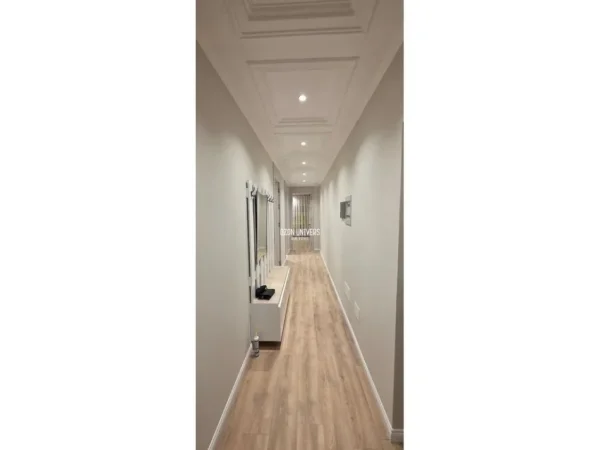 Tirane, jepet me qera apartament 2+1+Ballkon Kati 10, 118 m² 1.300 € (Rruga e Barrikadave)