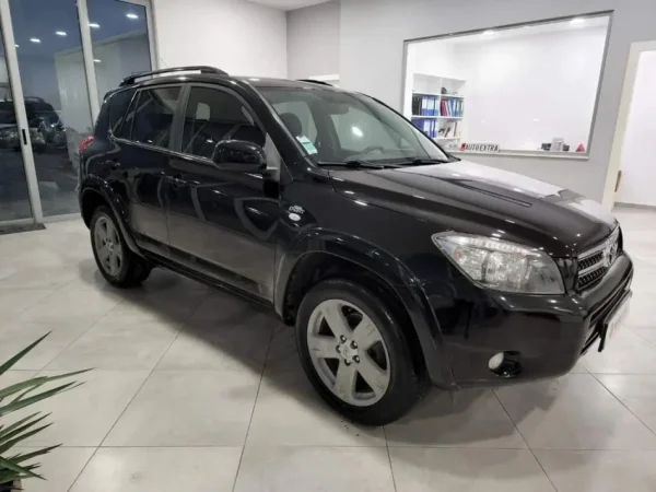 Tirane, shes SUV Toyota Rav 4 Nafte, e zeze manuale 5.200 €