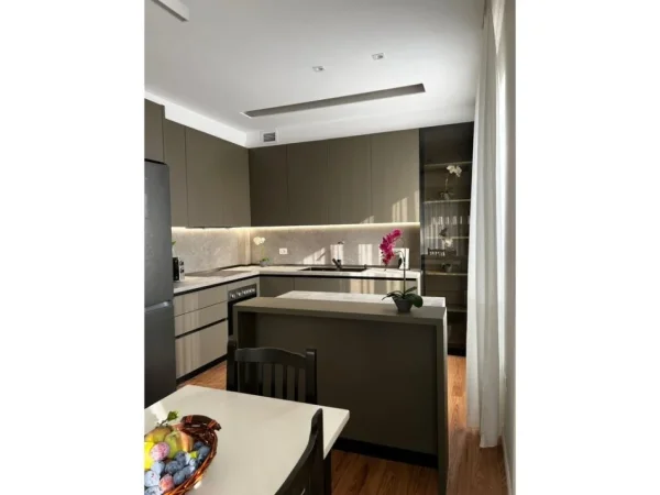 Tirane, jepet me qera Vile 2 Katshe , 800 m² 1.600 € (Prush)