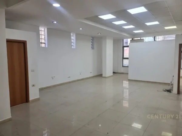 Tirane, jepet me qera zyre Kati 1, 130 m² 1.000 € (Rr. e Kavajes)