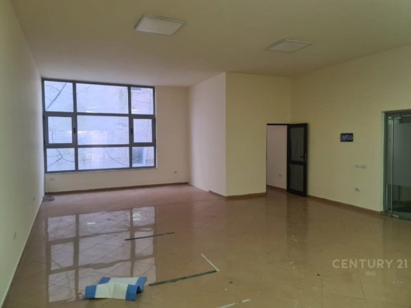 Tirane, jepet me qera zyre Kati 1, 130 m² 1.000 € (Rr. e Kavajes)