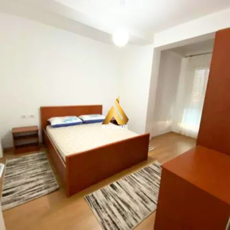 Tirane, jepet me qera apartament 3+1+Ballkon Kati 5, 120 m² 650 € (ferit xhajko)