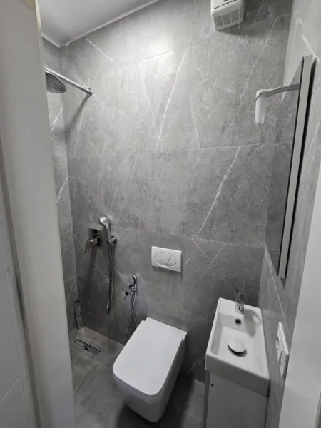 Tirane, jepet me qera apartament 2+1 , 150 m² 1.400 € 