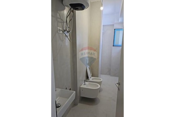 Tirane, jepet me qera te Fresku apartament 1+1 Kati 1, 400 €