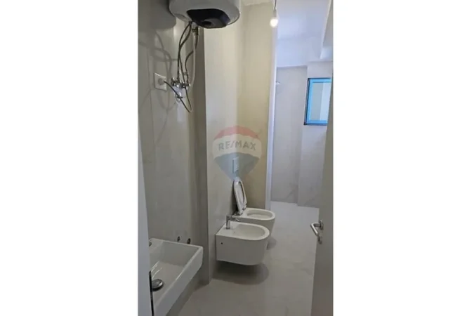 Tirane, jepet me qera te Fresku apartament 1+1 Kati 1, 400 €