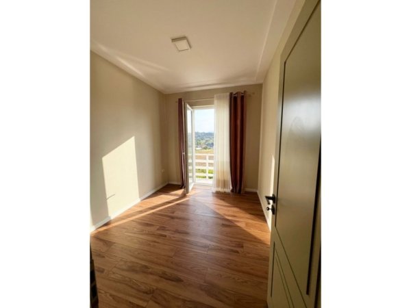 Tirane, jepet me qera Vile 2 Katshe , 800 m² 1.600 € (Prush)