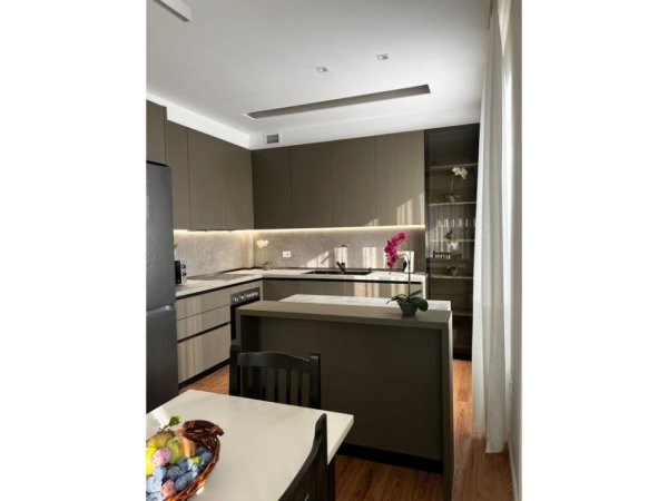 Tirane, jepet me qera Vile 2 Katshe , 800 m² 1.600 € (Prush)