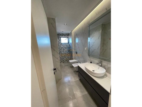 Tirane, jepet me qera apartament 3+1+Aneks+Ballkon , 174 m² 1.000 € (UNAZA E RE)