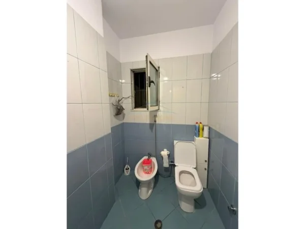 Tirane, jepet me qera apartament 2+1+Aneks+Ballkon Kati 2, 75 m² 400 € 