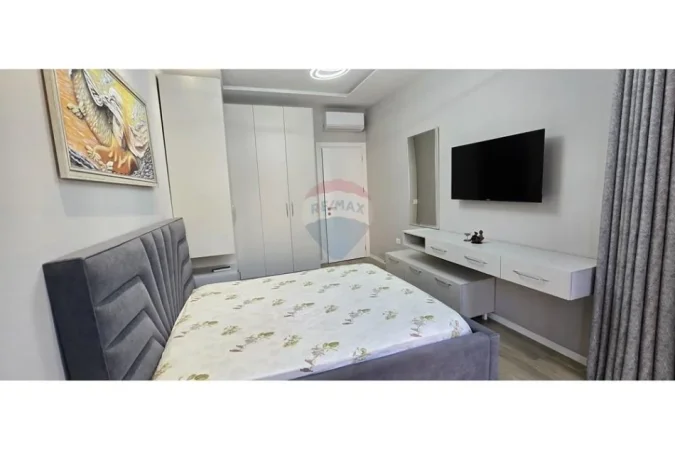 Tirane, jepet me qera apartament 1+1 , 95 m² 880 € (Komuna e Parisit)