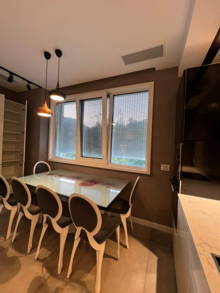 Tirane, jepet me qera apartament 3+1 , 215 m² 1.750 € 