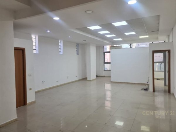 Tirane, jepet me qera zyre Kati 1, 130 m² 1.000 € (Rruga e Kavajes)