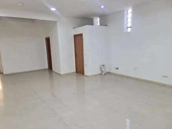 Tirane, jepet me qera zyre Kati 1, 130 m² 1.000 € (Rruga e Kavajes)