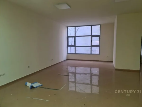 Tirane, jepet me qera zyre Kati 1, 130 m² 1.000 € (Rruga e Kavajes)