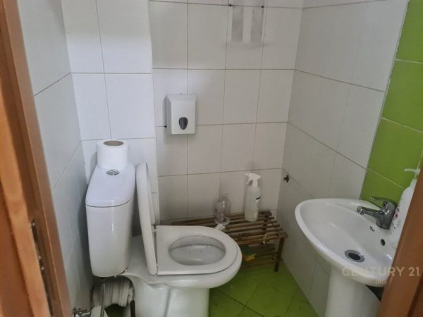 Tirane, jepet me qera zyre Kati 1, 130 m² 1.000 € (Rruga e Kavajes)