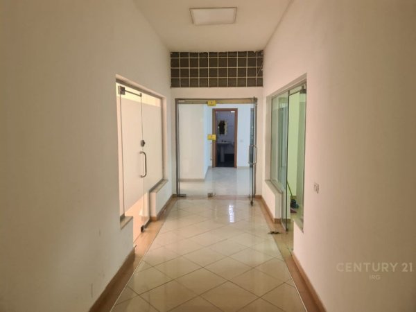 Tirane, jepet me qera zyre Kati 1, 130 m² 1.000 € (Rruga e Kavajes)