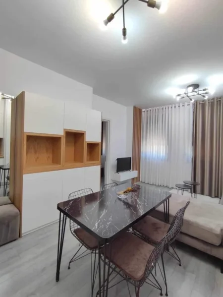 Tirane, jepet me qera apartament 1+1 Kati 1, 52 m² 450 € (Rruga Konferenca e Pezes)