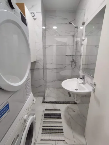 Tirane, jepet me qera apartament 1+1 Kati 1, 52 m² 450 € (Rruga Konferenca e Pezes)