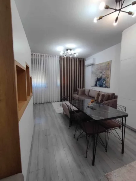 Tirane, jepet me qera apartament 1+1 Kati 1, 52 m² 450 € (Rruga Konferenca e Pezes)