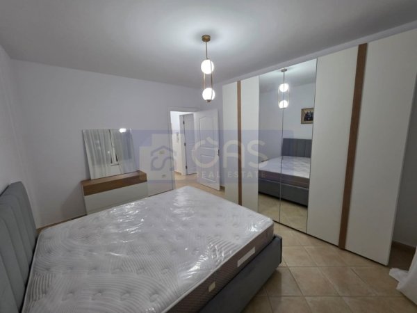 Tirane, jepet me qera apartament 1+1+Aneks+Ballkon Kati 4, 65 m² 650 € (Ish Ekspozita)