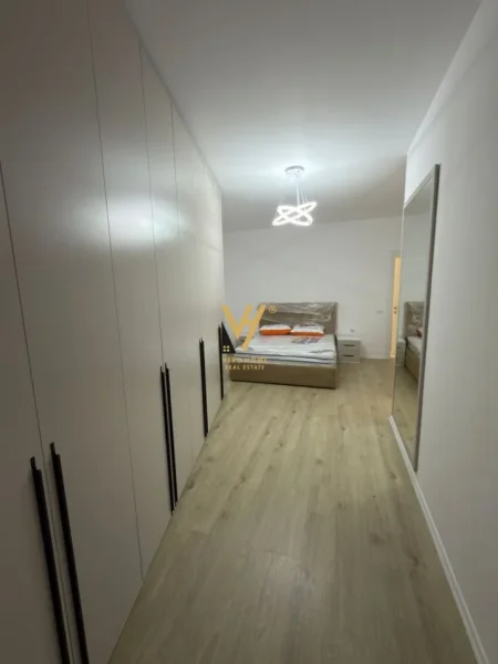 Tirane, jepet me qera apartament 2+1+Ballkon Kati 11, 120 m² 1.200 € (KOMUNA E PARISIT)