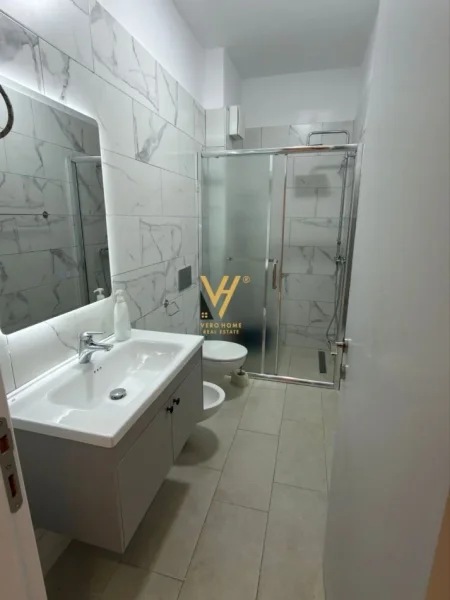 Tirane, jepet me qera apartament 2+1+Ballkon Kati 11, 120 m² 1.200 € (KOMUNA E PARISIT)