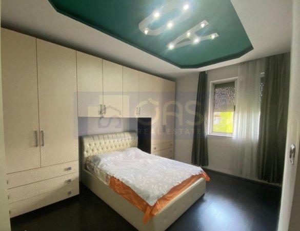 Tirane, jepet me qera apartament 1+1+Aneks+Ballkon Kati 4, 70 m² 500 € (Rruga e Durresit, perballe hotel Colosseo.)