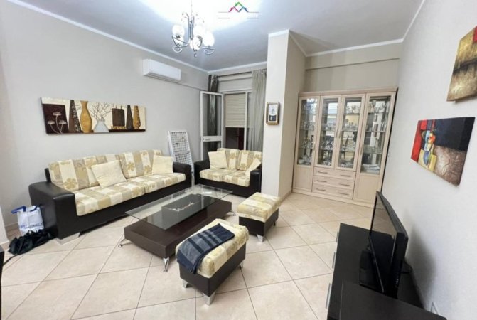 Tirane, jepet me qera apartament 1+1 Kati 7, 70 m² 600 € (Rruga e kavajes)