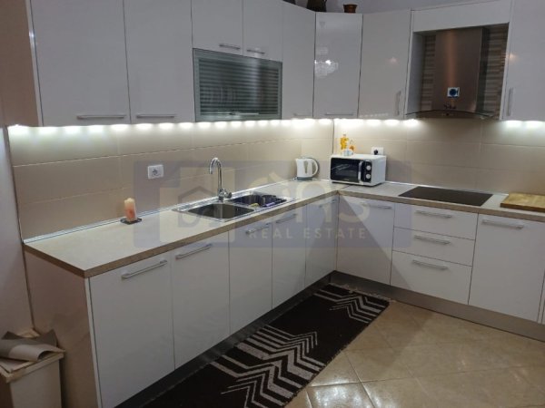 Tirane, jepet me qera apartament 2+1+Aneks+Ballkon Kati 2, 80 m² 500 € (Fresk, Tek shitja e Gazit)