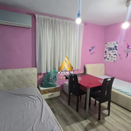 Tirane, jepet me qera apartament 2+1+Ballkon Kati 3, 90 m² 650 € (Rruga e Elbasanit)